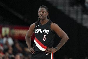 拼尽全力！朱·霍勒迪18中12空砍29分加6板5助4断 三分9中5