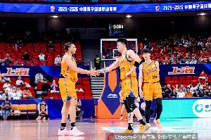 媒体人：上海全队过度痴迷三分 季后赛经验严重不足&不会打逆风球