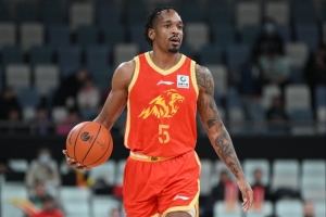 媒体人：深圳调整攻守策略奈何布朗太神勇 不持球进攻照样能得分