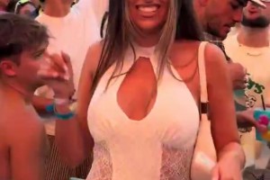 雷吉隆前女友看演唱会，依然是那么妩媚动人