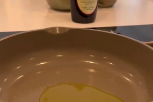 大厨上线了！来看多年前德布劳内展示厨艺！