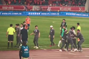 郑智发飙现场视角：手指+怒骂裁判，想冲出去干架，王大雷抱住他
