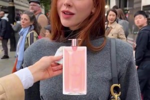伦敦街头偶遇理查利森老婆，生完孩子后依旧是如此美丽~
