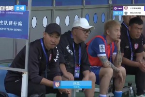 熟悉的面孔！前国脚荣昊坐在中冠北京鹏瑞通程总经理董路身旁待命