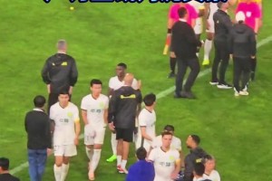 实拍：国安教练团队赛后疑似对主裁判沈寅豪颇为不满