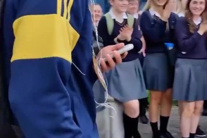 全校最靓的仔！道曼回学校受到了英雄般的欢迎